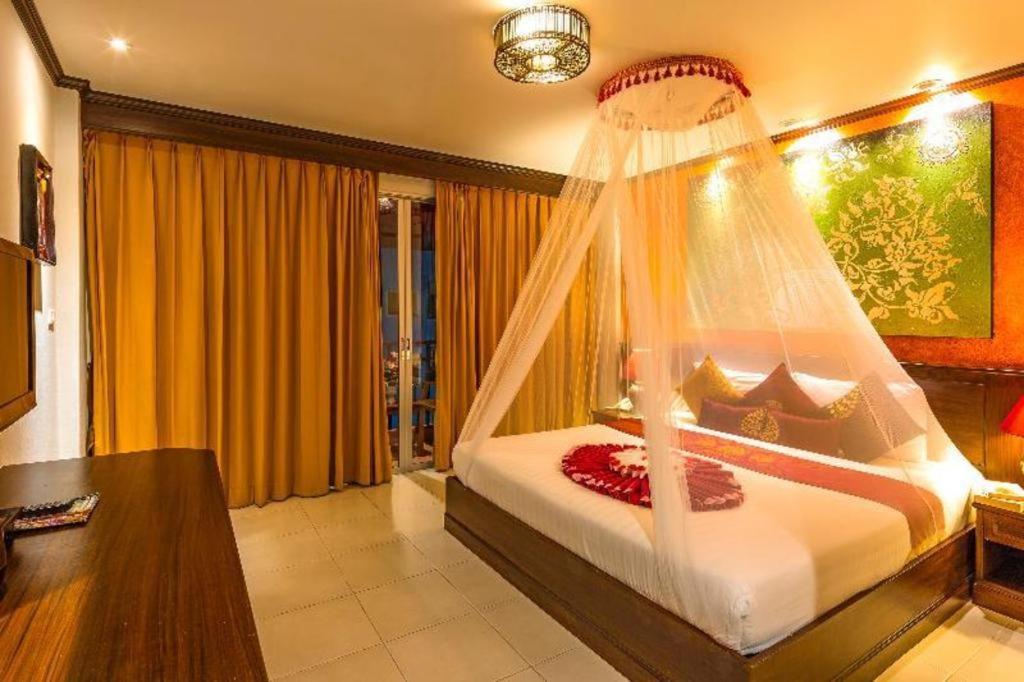 Tanawan Phuket Hotel 3*
