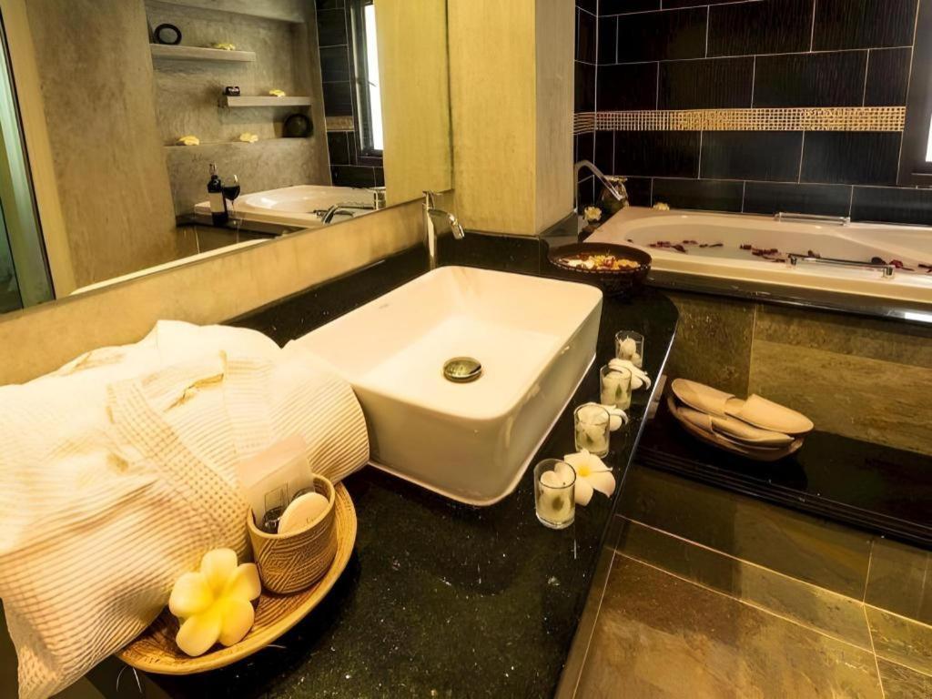 Tanawan Phuket Hotel 3*